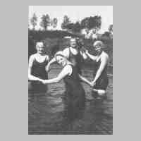 051-0014 Badefreuden der Familie Wenger in der Nehne. Ernst Wenger mit dem Dackel, Christel Hoepfner, sich umschauend. .jpg